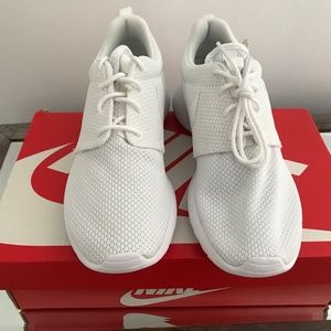NEW White Nike Roshe One Sneakers-Size 7